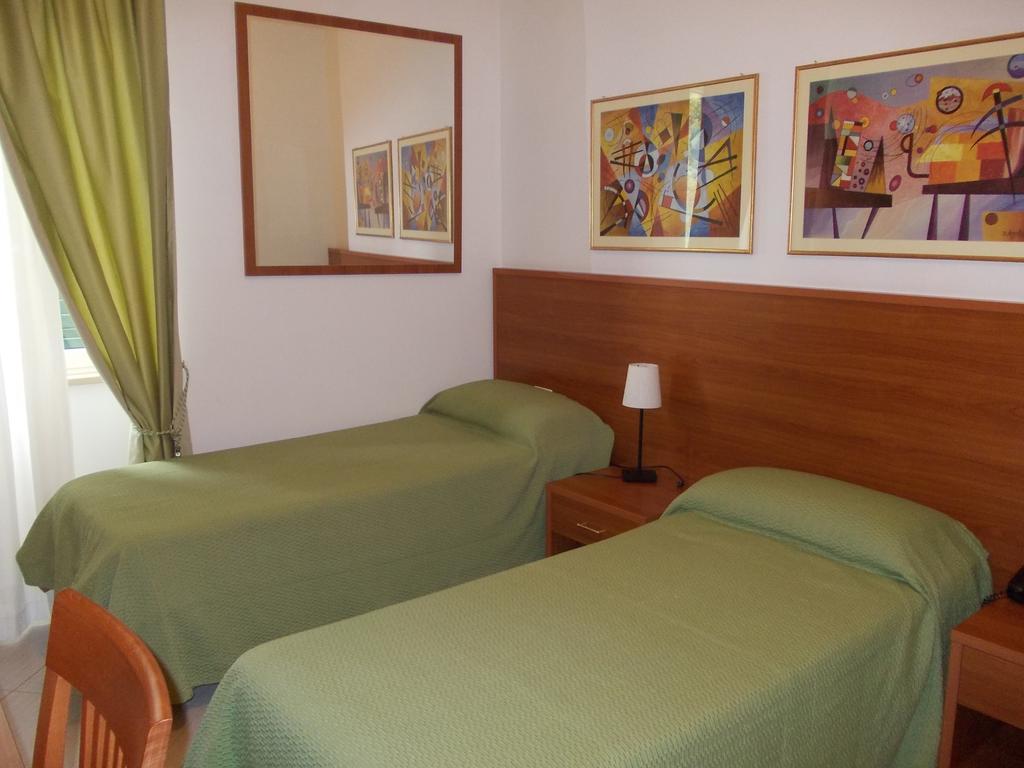 Hotel Solaria Rodi Garganico Quarto foto